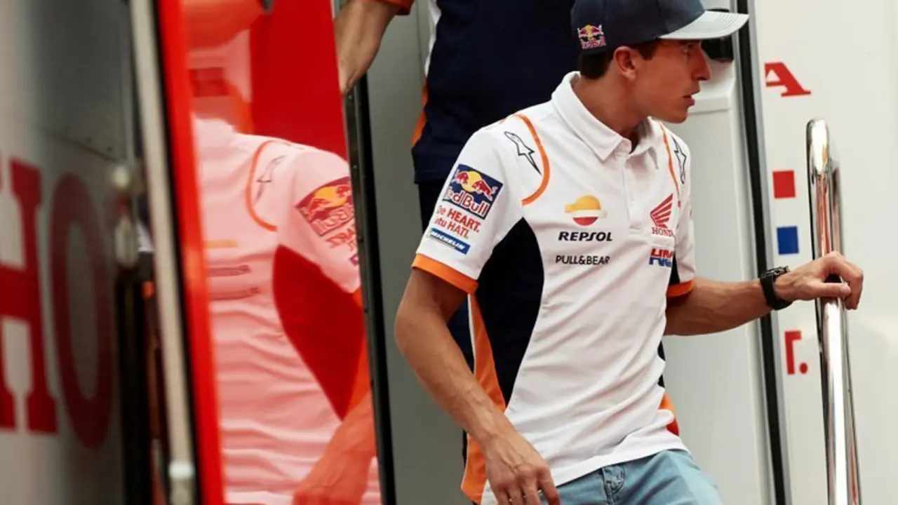 El piloto espa&ntilde;ol de Honda Racing Corporation, Marc M&aacute;rquez, sale de su caravana en el paddock, este jueves en el circuito de Catalu&ntilde;a. El Gran Premio de Catalu&ntilde;a de Motociclismo 2020 se celebra del 25 al 27 de septiembre. EFE/ Alejandro Garc&iacute;a