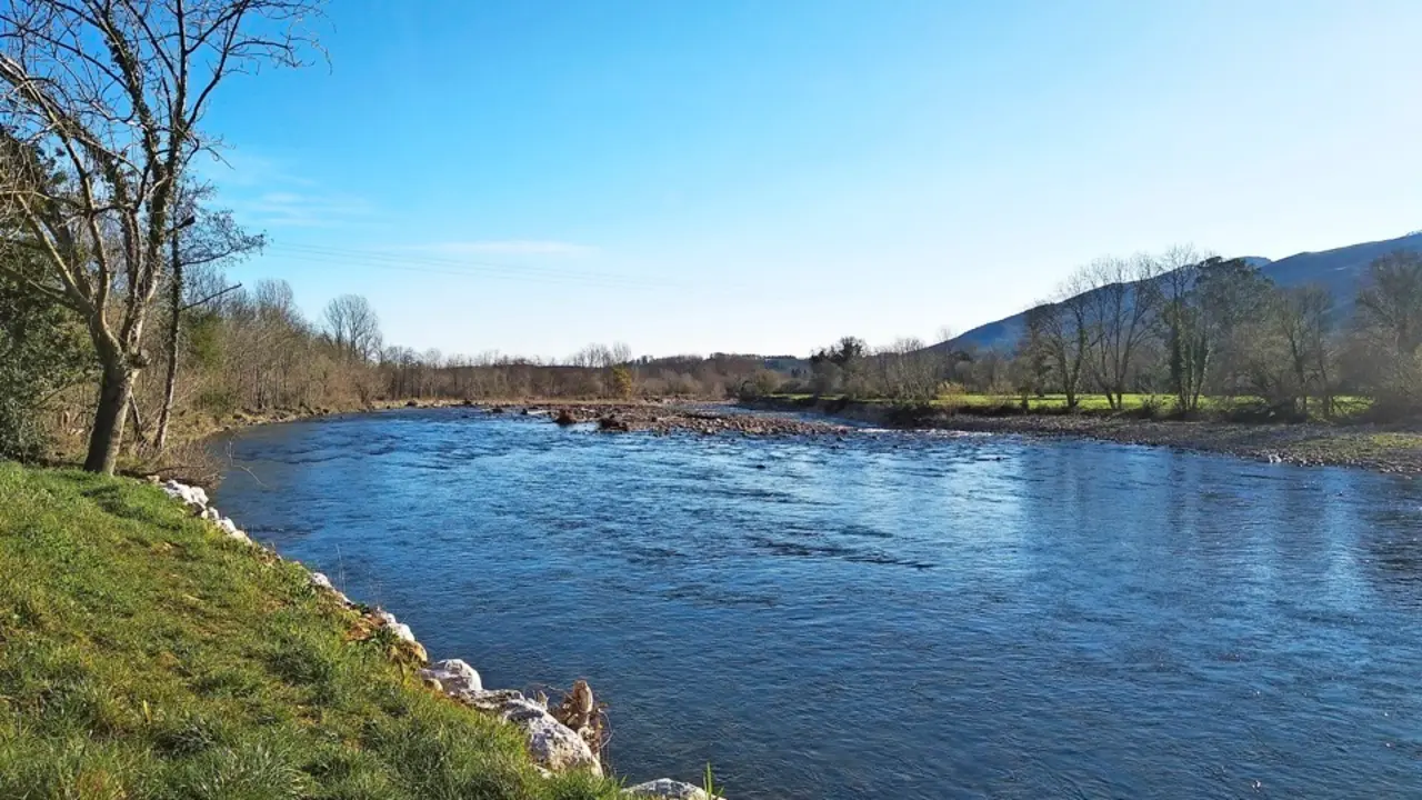 Vista del r&iacute;o Saja a su paso por Cabez&oacute;n de la Sal. / Saja