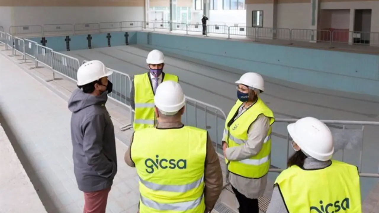 La alcaldesa durante la visita a la piscina municipal.