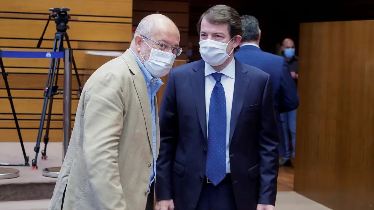 El vicepresidente de la Junta de Castilla y Le&oacute;n, Francisco Igea (izquierda), conversa con el presidente, Alfonso Fernandez Ma&ntilde;ueco (derecha), al inicio del pleno de debate del Estado de la Regi&oacute;n en Valladolid.R. GARC&Iacute;A / EFE