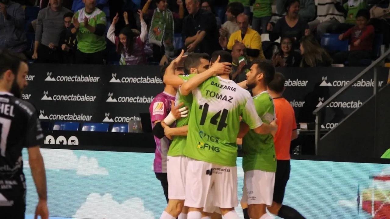Jugadores del Palma Futsal celebran unidos un triunfo. / E. PRESS