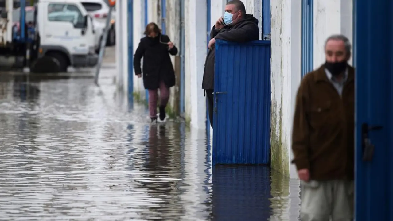 Vecinos del barrio santanderino de Santiago el Mayor se han visto afectados por las fuertes lluvias de las &uacute;ltimas horas inundando calles, bajos y garajes por el paso de la borrasca Ernest, este mi&eacute;rcoles en la capital c&aacute;ntabra.EFE/Pedro Puente Hoyos