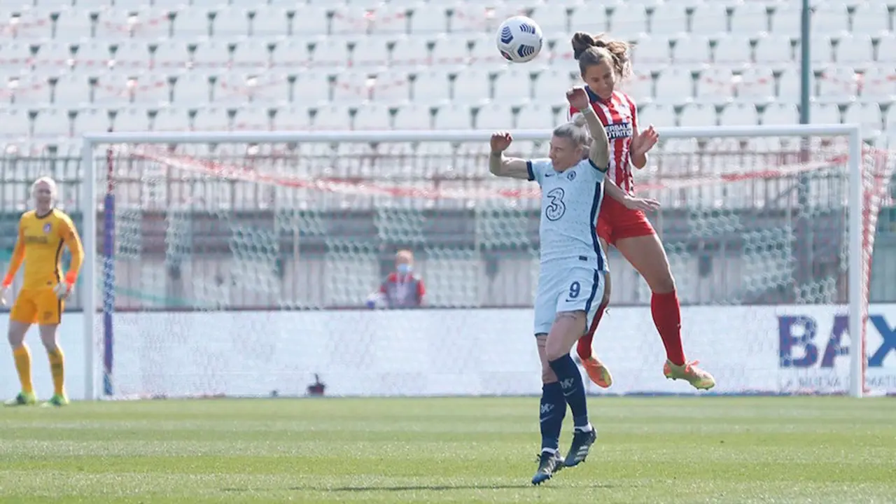 Strom salta por un bal&oacute;n en el Atl&eacute;tico-Chelsea de octavos de la Liga de Campeones femenina. / ALBERTO MOLINA