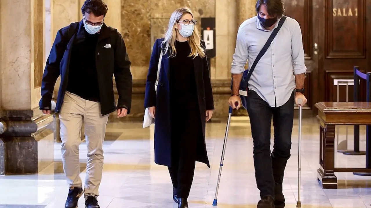 Los negociadores de JxCAT Elsa Artadi (c), Josep Rius (i) y Francesc de Dalmases (d), tras la reuni&oacute;n que los equipos de ERC, JxCat y la CUP han celebrado en el Parlament. / QUIQUE GARC&Iacute;A
