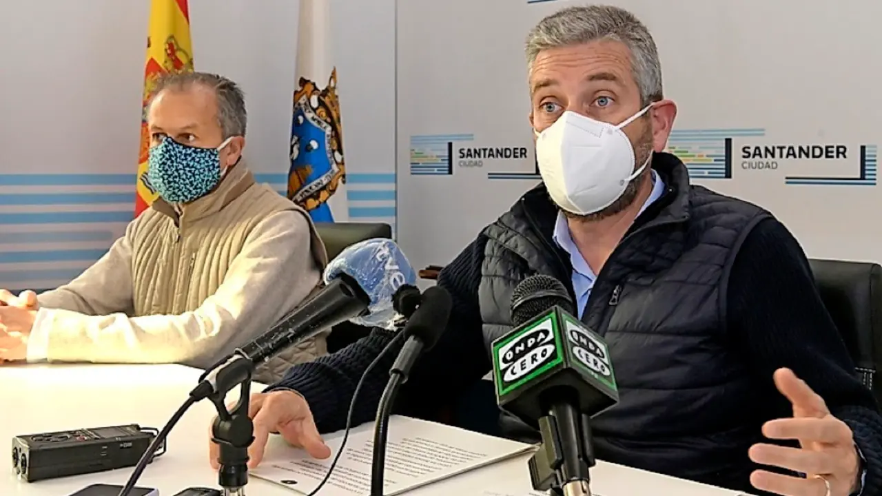 El concejal de Urbanismo, Javier Ceruti, inform&oacute; de la adjudicaci&oacute;n de la redacci&oacute;n de dos modificaciones puntuales del vigente Plan General. La primera de ellas impedir&aacute; la instalaci&oacute;n de gasolineras en suelos residenciales, mientras que la segunda cambiar&aacute; los usos del edificio Rema, situado junto a la Segunda Playa del Sardinero. Ambas han sido adjudicadas a Jos&eacute; del R&iacute;o Miera S.L.P, por un total de 13.612,50 euros. En el caso de la modificaci&oacute;n puntual del Plan General referente a la implantaci&oacute;n de gasolineras en suelos residenciales, Ceruti ha recordado que aunque el Plan General regula el uso de todos los suelos de la ciudad, la implantaci&oacute;n de gasolineras es de competencia estatal, a excepci&oacute;n de aquellas zonas de uso residencial, en donde se puede regular desde los ayuntamientos. Por ello, Urbanismo llev&oacute; el pasado verano a Pleno la apertura del proceso para redactar la modificaci&oacute;n puntual y la suspensi&oacute;n de la tramitaci&oacute;n de licencias de apertura de estas instalaciones. El pasado 4 de marzo se adjudic&oacute; la redacci&oacute;n de la modificaci&oacute;n puntual por lo que &laquo;desde hace unos d&iacute;as ya hay un equipo trabajando en la modificaci&oacute;n puntual para que este verano, en tiempo y forma, se lleve a pleno y se apruebe definitivamente. Sin esta actuaci&oacute;n podr&iacute;a instalarse una nueva gasolinera en la calle Castilla&raquo;. En esa misma fecha se adjudic&oacute; tambi&eacute;n la redacci&oacute;n de la modificaci&oacute;n puntual para el cambio de usos del Edificio Rema, &laquo;con lo que damos curso al acuerdo plenario en que se acord&oacute; salvar este inmueble que el Estado tiene intenci&oacute;n de demoler&raquo;. Una intenci&oacute;n que seg&uacute;n ha se&ntilde;alado el edil de Urbanismo sigue vigente, estando pendiente de adjudicar la misma desde hace meses. Por ello, Ceruti ha querido dejar claro que desde el primer momento se ha informado tanto a la Demarcaci&oacute;n de Costas como al Ministerio para la Transici&oacute;n Ecol&oacute;gica de los tr&aacute;mites que se han realizado desde el Ayuntamiento. &laquo;No solo les hemos avisado por escrito de la modificaci&oacute;n que vamos a llevar a cabo en lo usos del Edificio Rema, es que en esas mismas comunicaciones hemos solicitado la paralizaci&oacute;n de la demolici&oacute;n del edificio&raquo;. Precisamente, el concejal de Urbanismo ha hecho p&uacute;blicos varios documentos como son la remisi&oacute;n del acuerdo plenario para solicitar la cesi&oacute;n del edificio con el fin de crear un centro multifuncional del surf. Dicho env&iacute;o se realiz&oacute; al Ministerio para la Transici&oacute;n Ecol&oacute;gica el 1 de octubre de 2019. Adem&aacute;s, el 19 de noviembre de 2020 se envi&oacute; tanto a la Demarcaci&oacute;n de Costas como a la Direcci&oacute;n General de la Costa y el Mar, ambas dependientes del Ministerio para la Transici&oacute;n Ecol&oacute;gica, una providencia anunciando el inicio de la redacci&oacute;n de la modificaci&oacute;n puntual, as&iacute; como la solicitud para la paralizaci&oacute;n del procedimiento de demolici&oacute;n del edificio Rema. Adem&aacute;s, seg&uacute;n ha subrayado Ceruti, en breves fechas se remitir&aacute; tambi&eacute;n la adjudicaci&oacute;n de la redacci&oacute;n de la modificaci&oacute;n puntual hoy presentada.
&laquo;Santander quiere preservar el Edificio Rema, tiene un uso pensado para el mismo y est&aacute; haciendo la tramitaci&oacute;n necesaria para que el proyecto que aprobamos en pleno tenga el necesario sustento legal. Pido a la Demarcaci&oacute;n de Costas que por favor tengan una actitud constructiva con este y con otros temas pendientes&raquo;, reiter&oacute;.