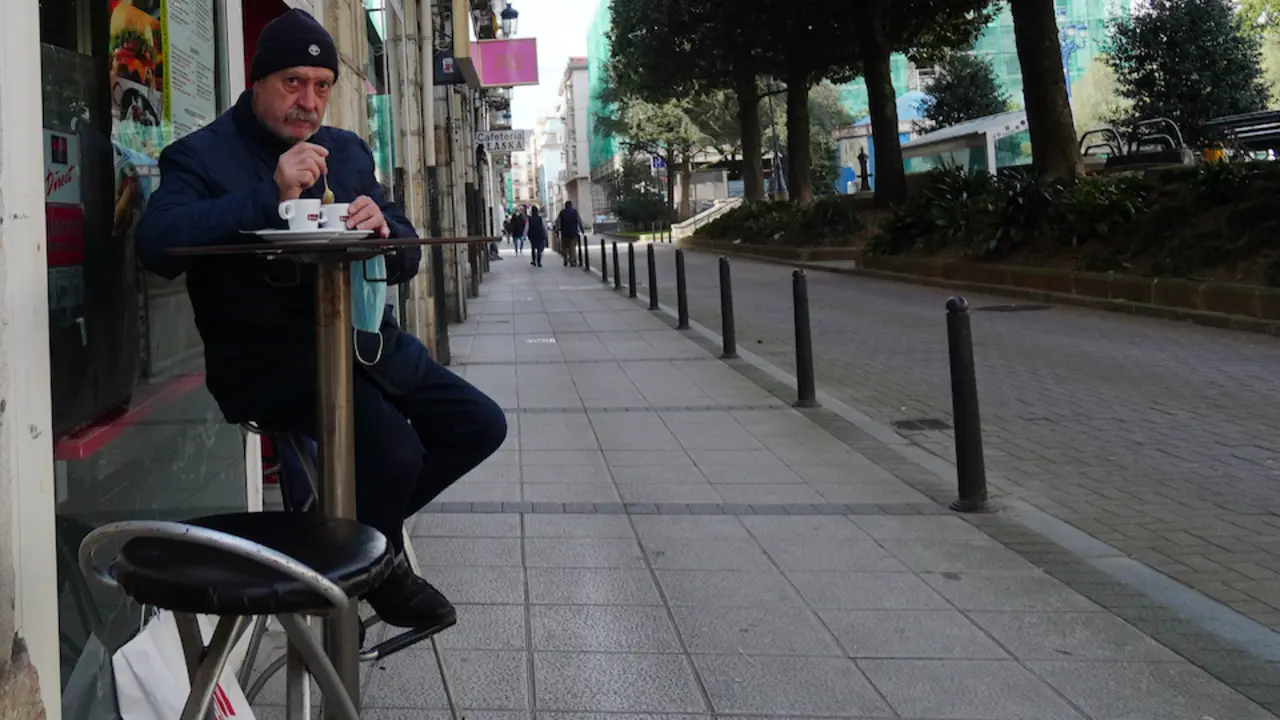 Un ciudadano toma un caf&eacute; en un establecimiento de hosteler&iacute;a en el centro de Santander. / HARDY