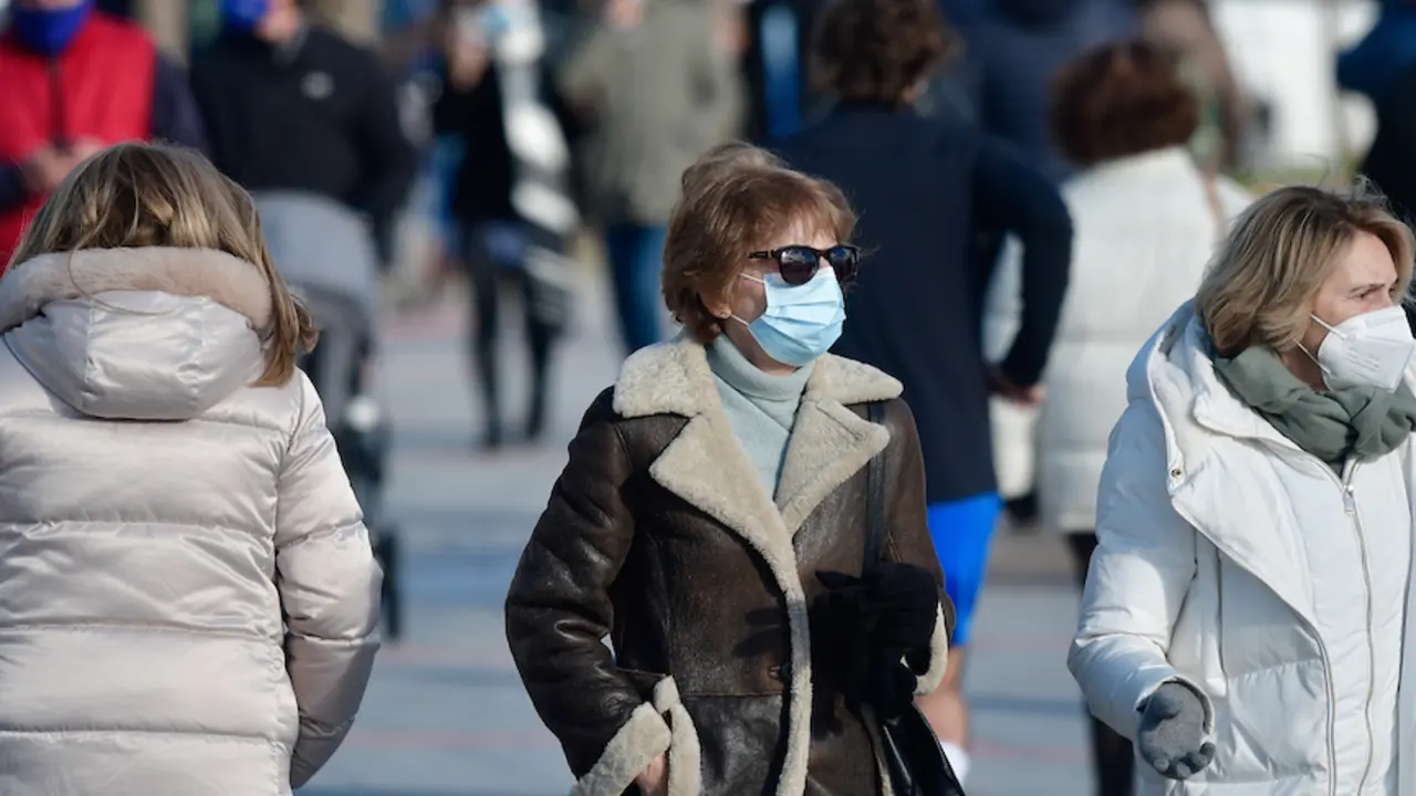 Varias personas transitan por el centro de Santander con su mascarilla. / HARDY