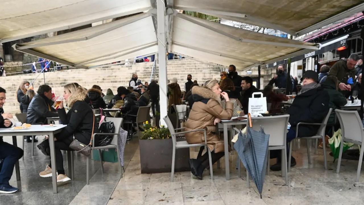 Varias personas en una cafeter&iacute;a en el centro de Santander. / HARDY