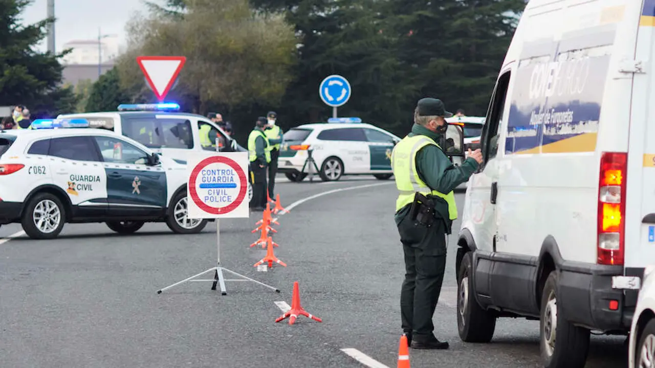 Agentes de la Guardia Civil dan el alto a veh&iacute;culos durante un control efectuado en Laredo. / E. PRESS