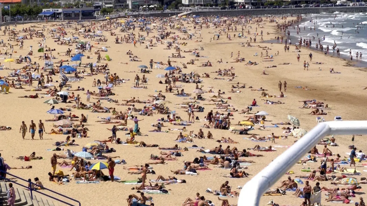 Imagen de la Segunda Playa de El Sardinero en el verano de 2017. / ARCHIVO