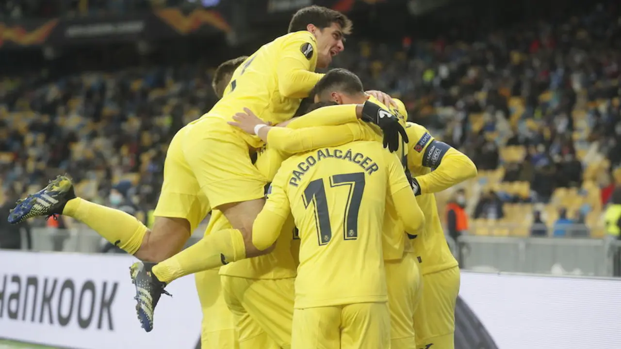 Los jugadores del 'submarino amarillo' festejan uno de los tantos. / SERGEY DOLZHENKO