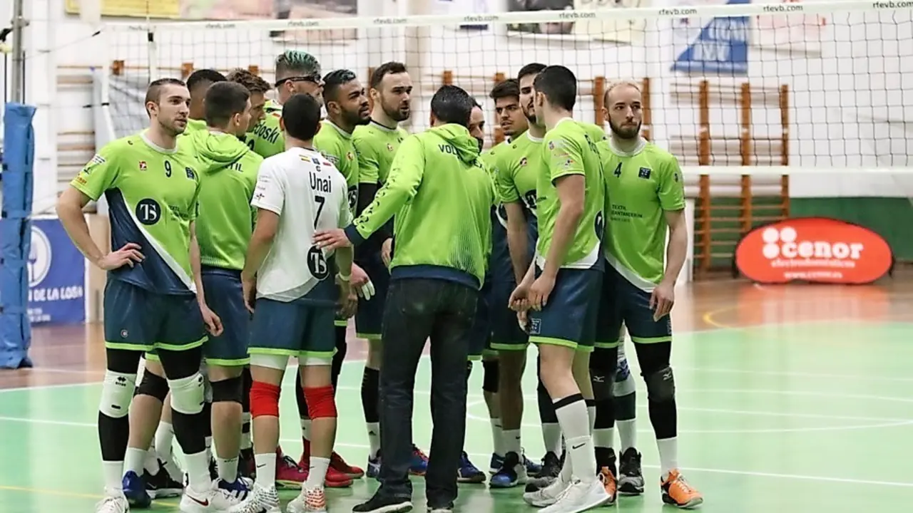 Los integrante del Voley T.S. en un tiempo muerto. / Marcos Fierro