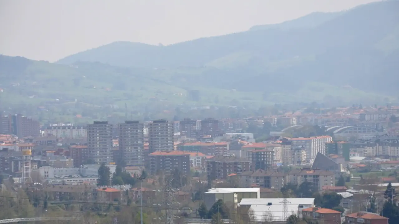 Vista de la ciudad de Torrelavega desde lo alto del Hospital Sierrallana. / S. D&Iacute;AZ