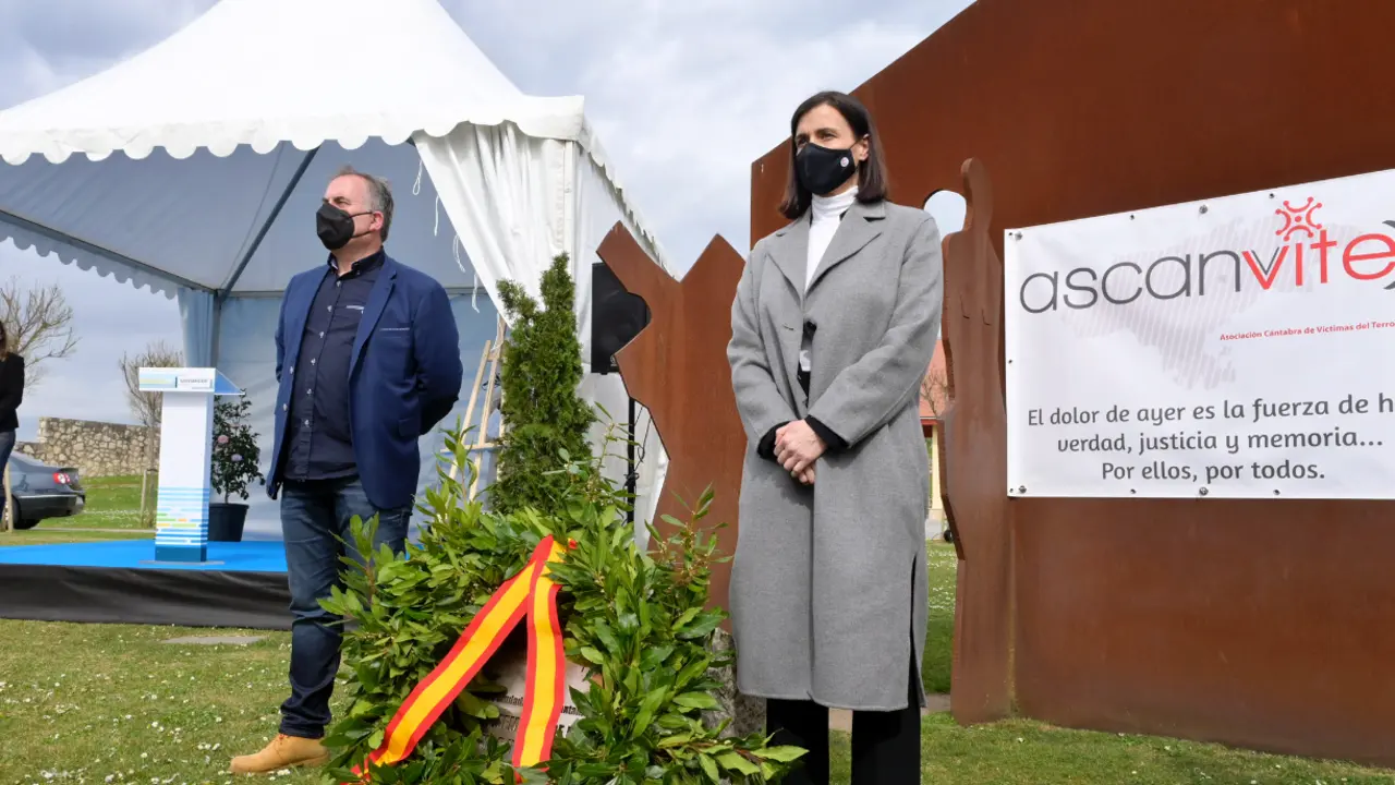 La alcaldesa y el presidente de ascanvite durante el homenaje a las v&iacute;ctimas de terrorismo. / HARDY
