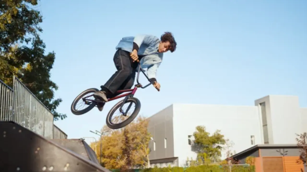 Un ciclista en una instalaci&oacute;n Trial Park. / ALERTA