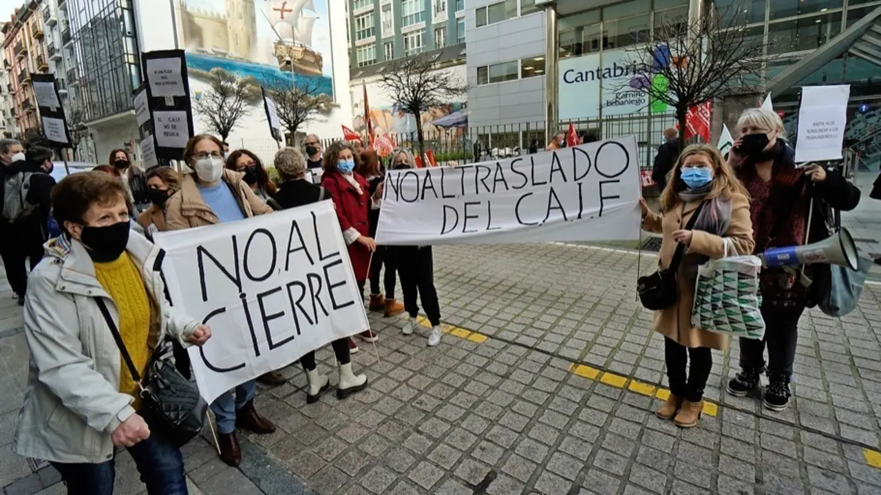 Concentraci&oacute;n ante la sede del Gobierno regional. / Hardy