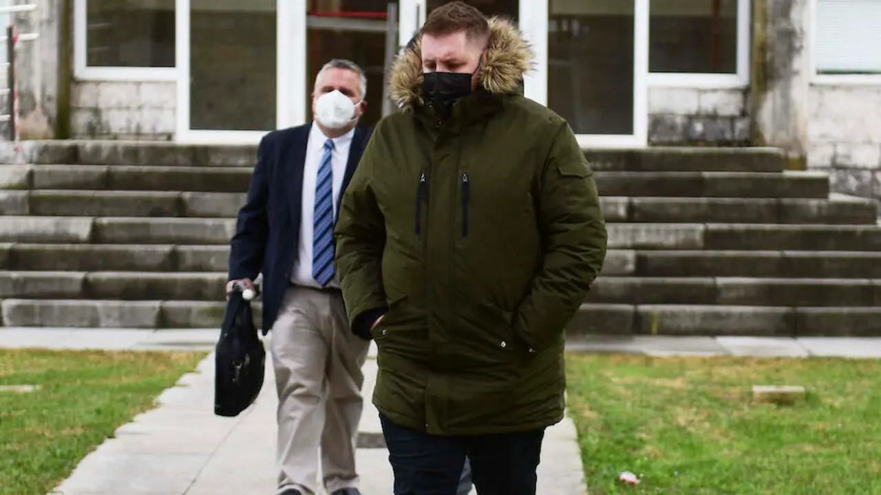 El exjefe de los voluntarios de Protecci&oacute;n Civil de Ramales de la Victoria, Luis Trueba (delante), acompa&ntilde;ado por su abogado abandona la Audiencia Provincial de Santander tras sentarse en el banquillo de los acusado para declarar como acusado de prender fuego en la Sierra de la Alcomba (Cantabria) en febrero de 2019, en Santander, Cantabria, (Espa&ntilde;a), a 9 de marzo de 2021. El procesado, por un delito de incendio forestal, se enfrenta a cuatro a&ntilde;os de c&aacute;rcel que pide la Fiscal&iacute;a, as&iacute; como una multa de 7.200 euros. Adem&aacute;s, esta parte solicita una indemnizaci&oacute;n de 229.917 euros al Gobierno regional por las p&eacute;rdidas en beneficios ambientales y otra de 8.913 euros por los gastos de extinci&oacute;n del fuego, m&aacute;s el inter&eacute;s legal y las costas procesales. La vista, que se celebrar&aacute; en el sal&oacute;n de actos del complejo judicial de Las Salesas, se desarrollar&aacute; a lo largo de la semana, hasta el viernes d&iacute;a 13, seg&uacute;n ha informado el Tribunal Superior de Justicia de Cantabria.
09 MARZO 2021;INCENDIO;SIERRA;SANTANDER;CANTABRIA
Juan Manuel Serrano Arce / Europa Press
9/3/2021