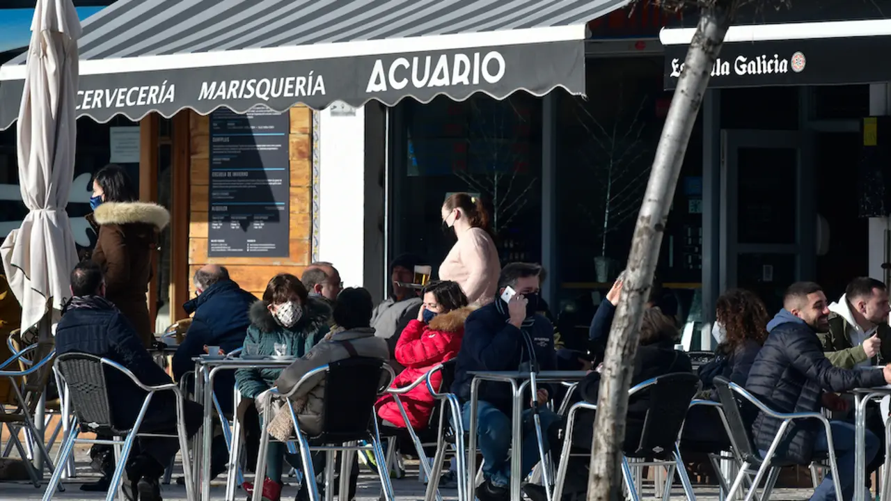 Vista de la terraza de un establecimiento de hosteler&iacute;a en Santander. / HARDY