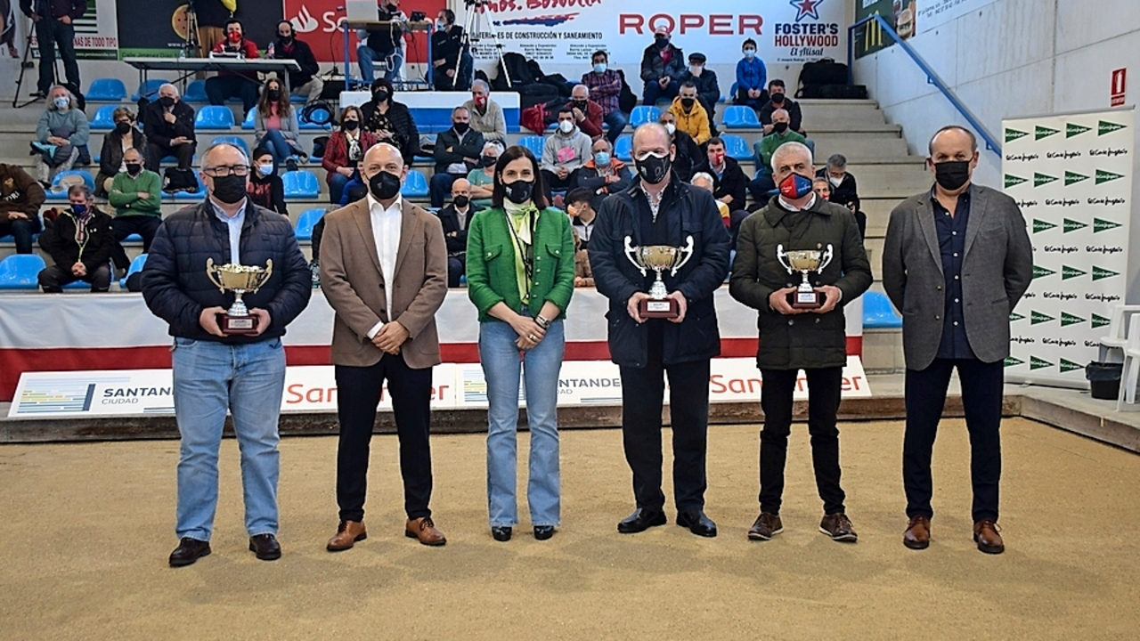 Jos&eacute; Manuel D&iacute;az, Norberto Ortiz, Gema Igual, Jos&eacute; Manuel Gonz&aacute;lez, Jos&eacute; Manuel Borbolla y Juan Carlos Villalba tras la entrega de los trofeos a los tres primeros equipos de la Liga de Divisi&oacute;n de Honor del a&ntilde;o pasado. / adri&aacute;n hoyos