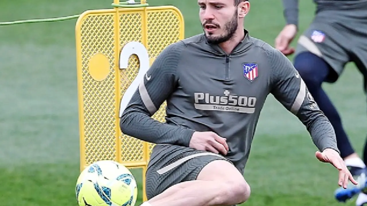 Sa&uacute;l &Ntilde;&iacute;guez, durante el entrenamiento de ayer. / EFE
