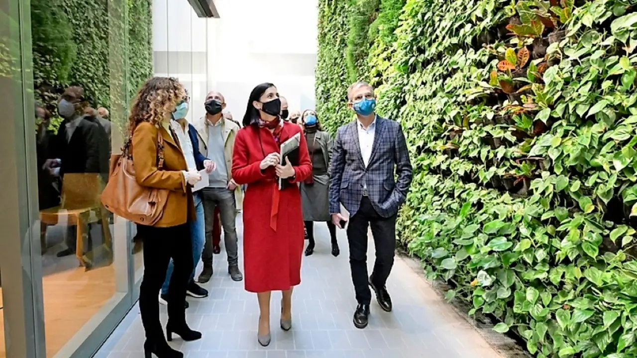 Autoridades y vecinos en el jard&iacute;n vertical. / alerta