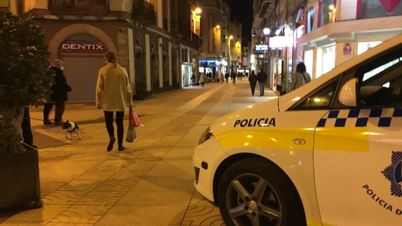 Un coche de polic&iacute;a en la calle Seraf&iacute;n Escalante de Torrelavega. / S. D&Iacute;AZ