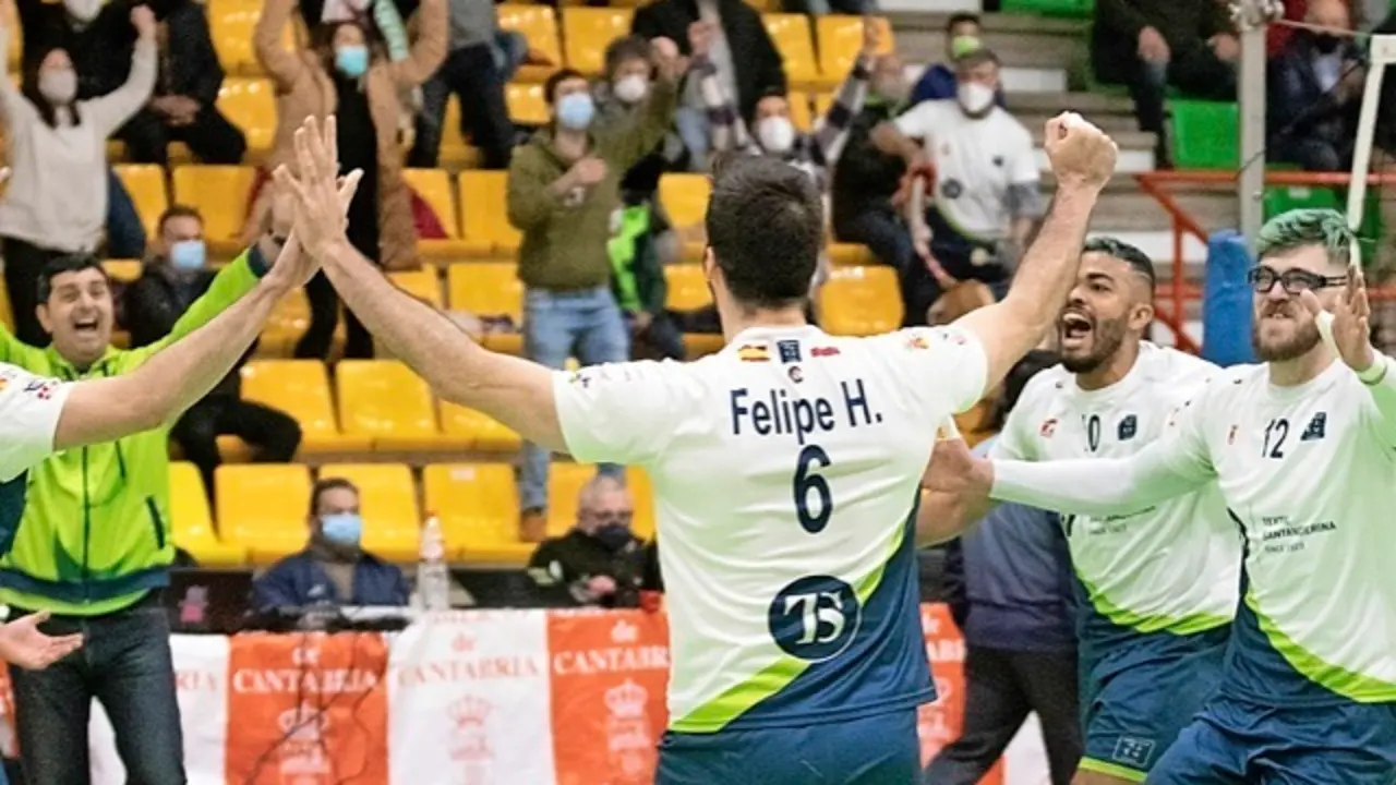 Los jugadores del equipo c&aacute;ntabro celebrando el triunfo de la pasada jornada. / marcos fierro