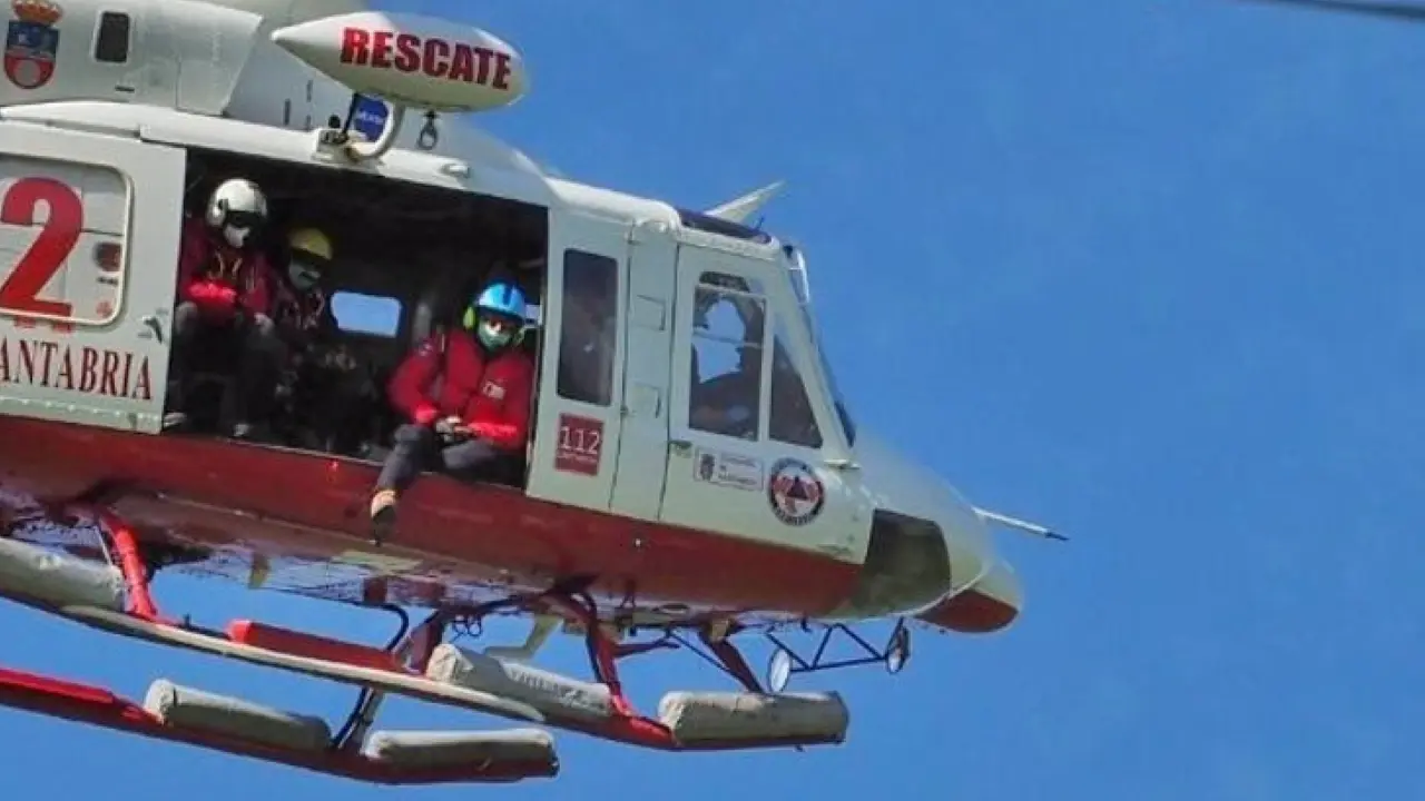 El helic&oacute;ptero del Gobierno de Cantabria durante el rescate. / ALERTA