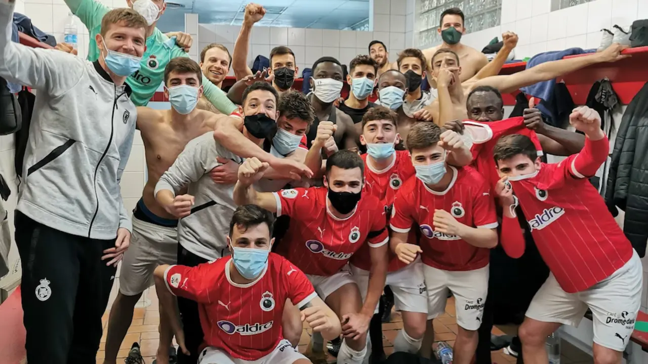 La plantilla festeja el triunfo tras el choque en el vestuario. / @AlvaroBustos10