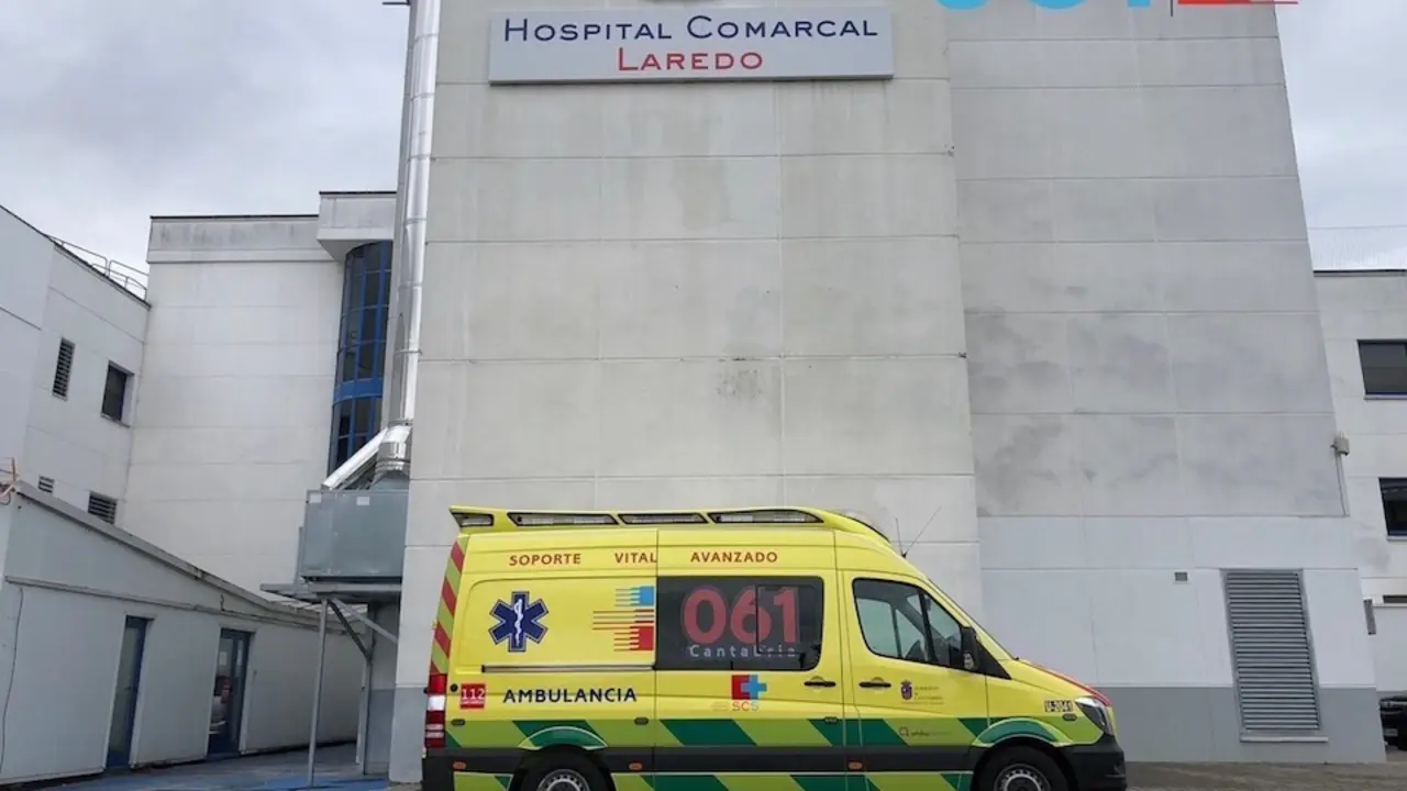 Ambulancia en el Hospital de Laredo. / E. PRESS