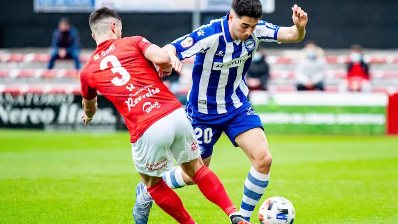Miguel Go&ntilde;i lucha por un bal&oacute;n durante el encuentro. / @Alaves