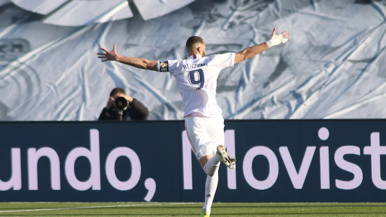 Karim Benzema celebra uno de sus dos goles ante el equipo valenciano. / E. PRESS