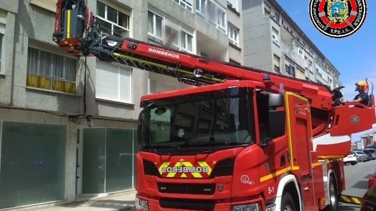 Los bomberos retiran de una fachada cascotes con riesgo de ca&iacute;da. / E. PRESS - ARCHIVO