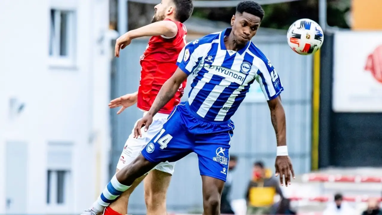 Lucha por el bal&oacute;n entre un jugador del Laredo y otro del Alav&eacute;s B. / CD ALAV&Eacute;S