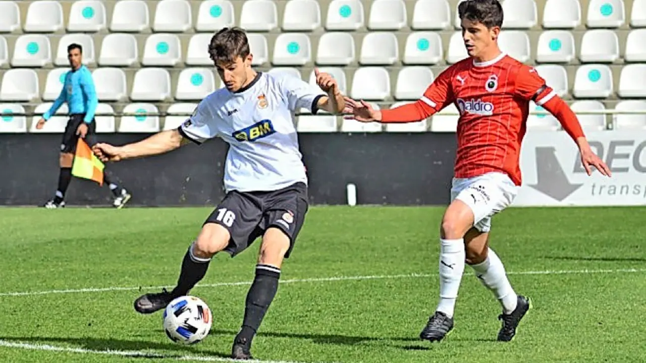 Riki, presionando a Quique Rivero. / rrc