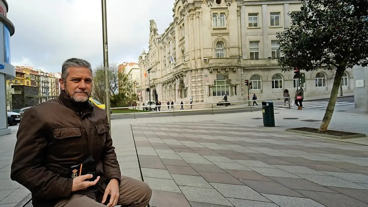 El concejal y portavoz del Ayuntamiento de Santander, Javier Ceruti posa para el fot&oacute;grafo en un banco de la calle Juan de Herrera de la ciudad. / HARDY