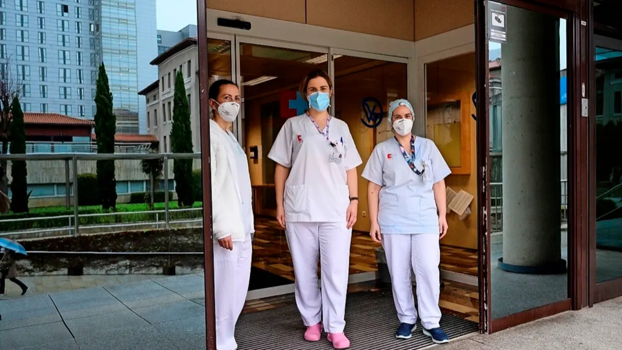 Marina Gonz&aacute;lez, enfermera, junto a sus compa&ntilde;eras, la m&eacute;dico Ana Garc&iacute;a Miguelezy la auxiliar Guadalupe Vizcaya. / pedro puente hoyos