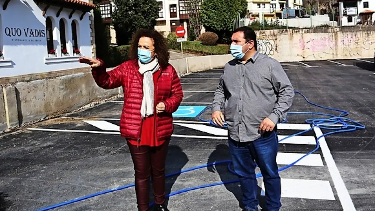 La alcaldesa de Comillas, Teresa Noceda, en el nuevo aparcamiento. / Alerta