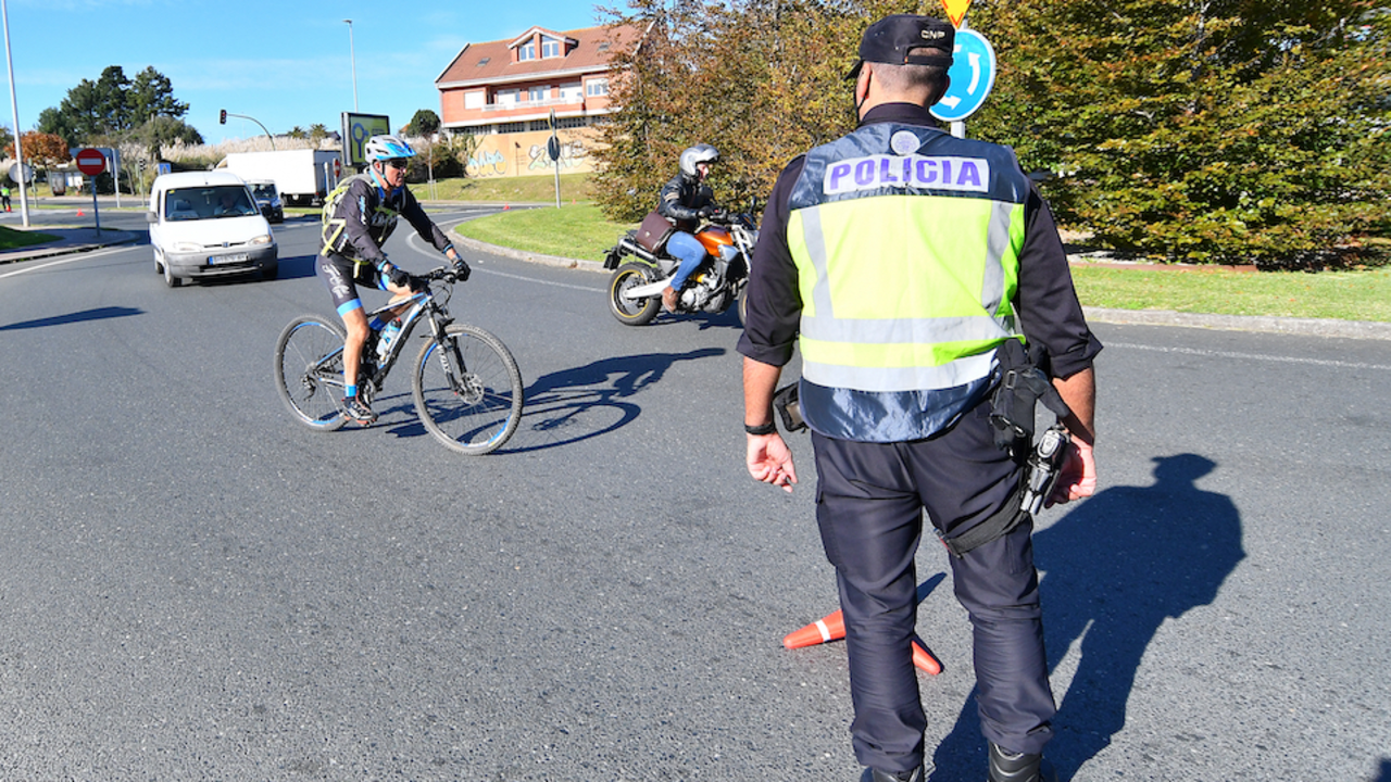 Un polic&iacute;a durante el control perimetral en Santander durante el cierre de municipios que se produjo por la pandemia. / Hardy