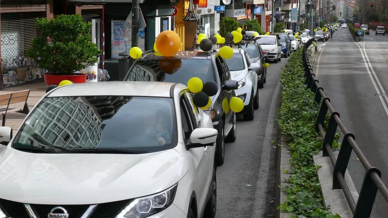 Caravana de veh&iacute;culos en Santander en protesta por la alta interinidad del empleo en las Administraciones P&uacute;blicas