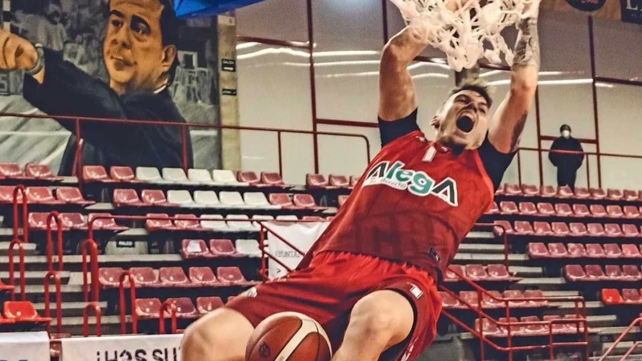 Un jugador del A. Cantabria machaca el aro rival. / Hugo G&oacute;mez