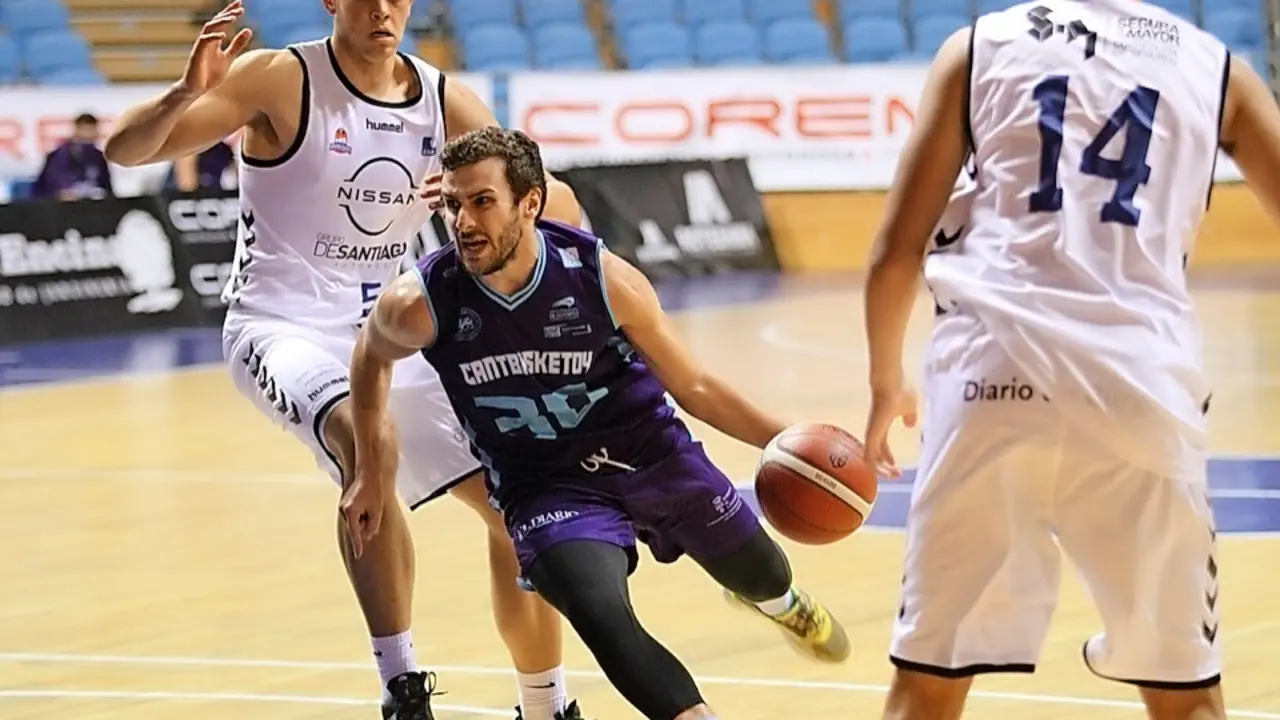 El jugador del Cantbasket Jon Pe&ntilde;a en una acci&oacute;n del encuentro. / pablo lanza