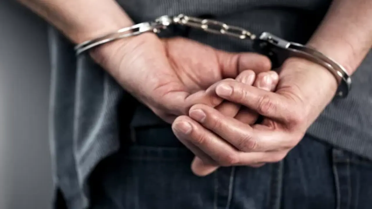 detenido esposas menor