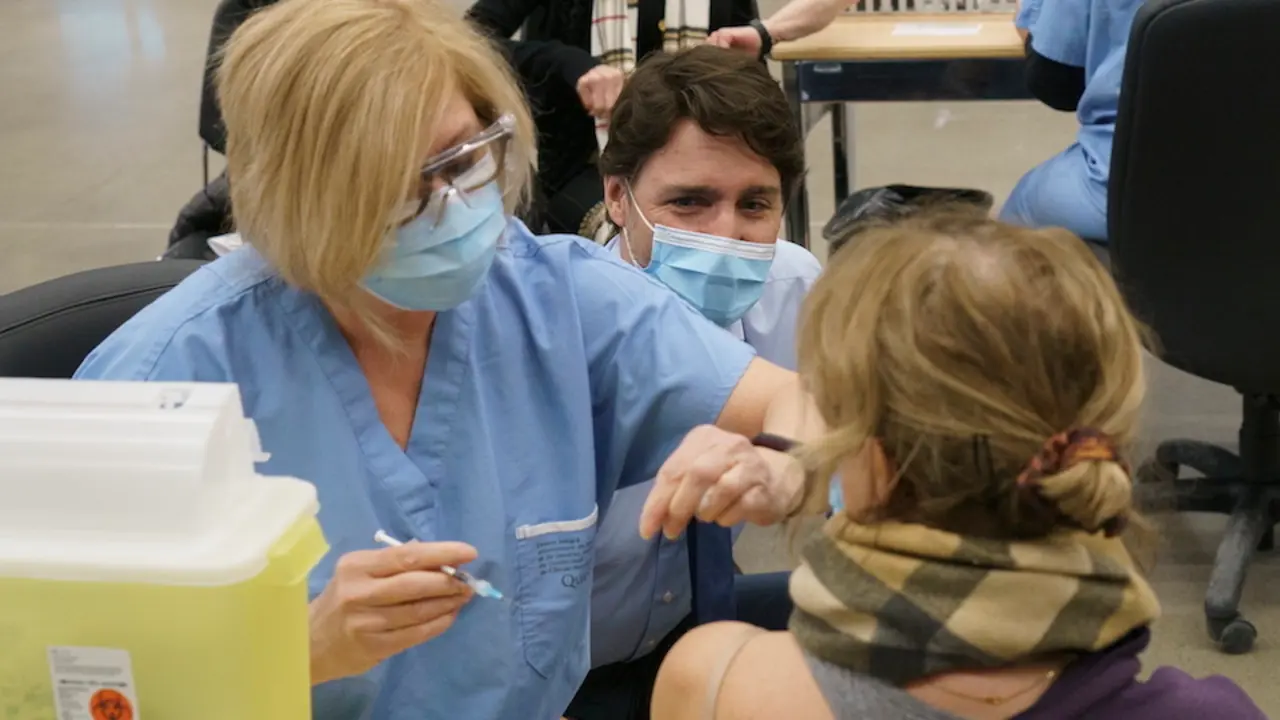 Una sanitaria canadiense aplica una vacuna. / E. PRESS