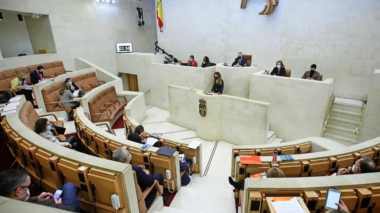 Imagen del Pleno celebrado ayer en el Parlamento regional. / Hardy