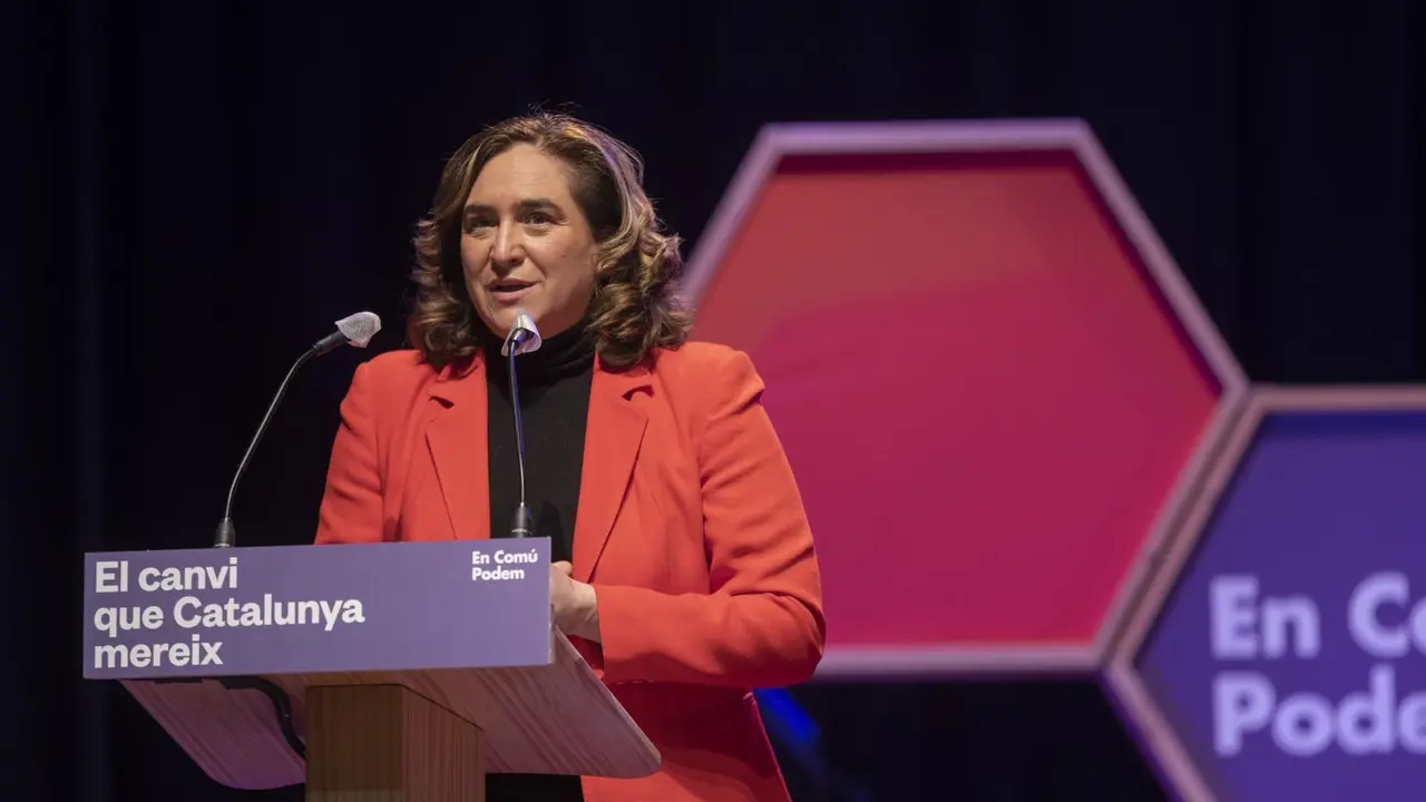 Archivo - La alcaldesa de Barcelona, Ada Colau, interviene en un acto electoral de En Com&uacute; Podem.