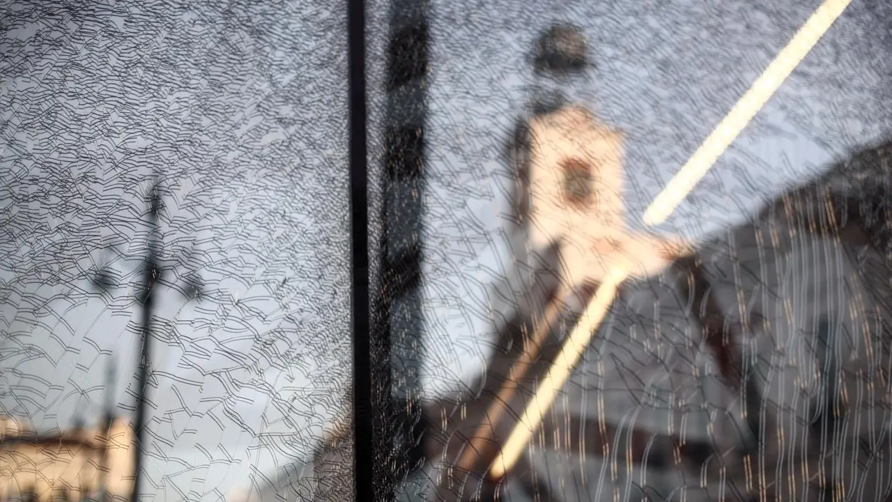Cristalera rota de la boca de metro de la Puerta del Sol tras una noche de protestas.