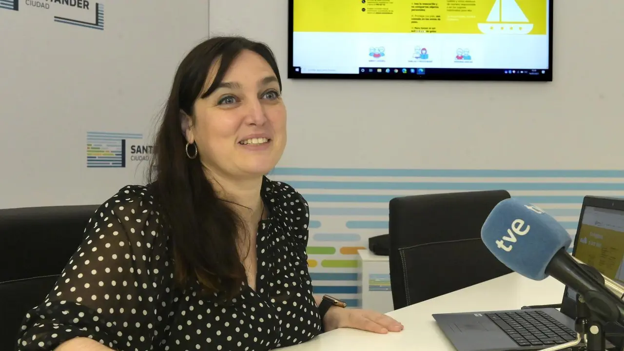 La concejala Noem&iacute; M&eacute;ndez presnetando la nueva web sobre salud