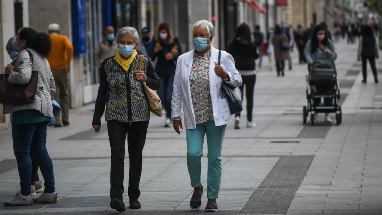 Varias personas con mascarilla caminan por el Paseo Pereda de Santander. / Hardy