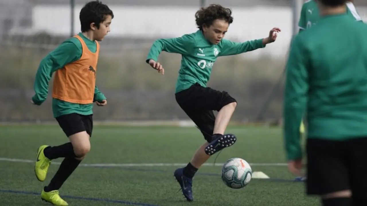 Varios ni&ntilde;os juegan al f&uacute;tbol. / Real Racing Club